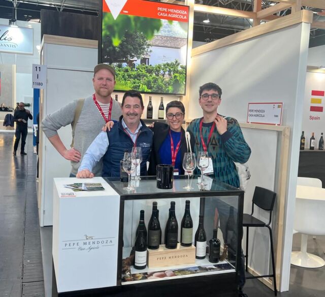 Prowein 2025 🍷🍇
Otro año más disfrutando de este gran evento.
Solo podemos dar gracias a todos los que nos visitasteis en nuestro stand y a los que lo han hecho posible 🙌🏻
#pepemendozacasaagrícola #pepemendozacasaagricola #vinosconalma #vinosdopalicante