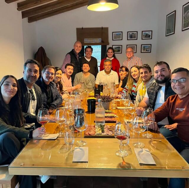 Recordando la visita de nuestros amigos del Curso de Sumiller de la @escueladecatasalicante 
Un placer recibiros una vez más.
¡A por todas! 🙌🏻
#pepemendozacasaagrícola #pepemendozacasaagricola #vinosconalma