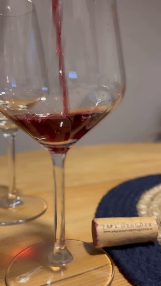 Lo más importante en la vida es disfrutar de los pequeños momentos y si es bebiendo una copa de tu vino favorito, siempre sabe mejor! 🍷🍇
#pepemendozacasaagrícola #pepemendozacasaagricola #vinosconalma